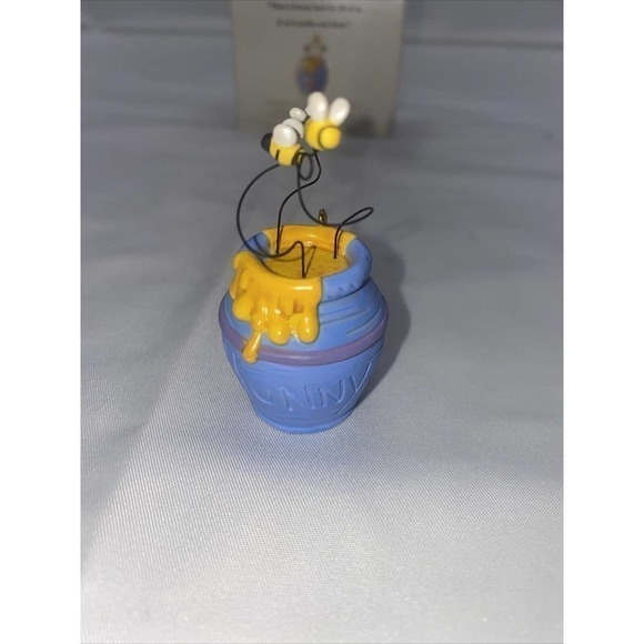 HALLMARK Disney Winnie the Pooh Bear Sweet Smackerel Ornament 2006 Keepsake D7 - Picture 6 of 6